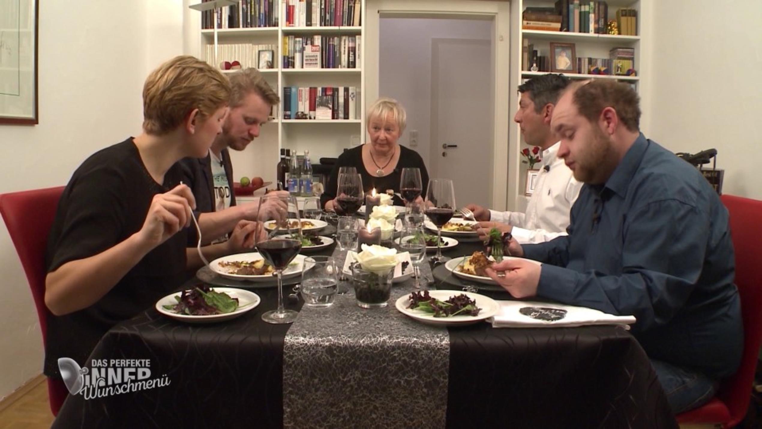 Das perfekte Dinner: Neben dem Wunschmenü genießt Utes Wasserbett große Bewunderung Ute Dinner Wunschmenü