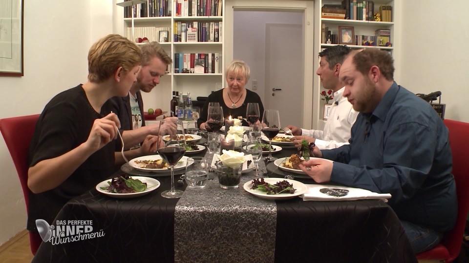 Das perfekte Dinner: Neben dem Wunschmenü genießt Utes Wasserbett große Bewunderung Ute Dinner Wunschmenü