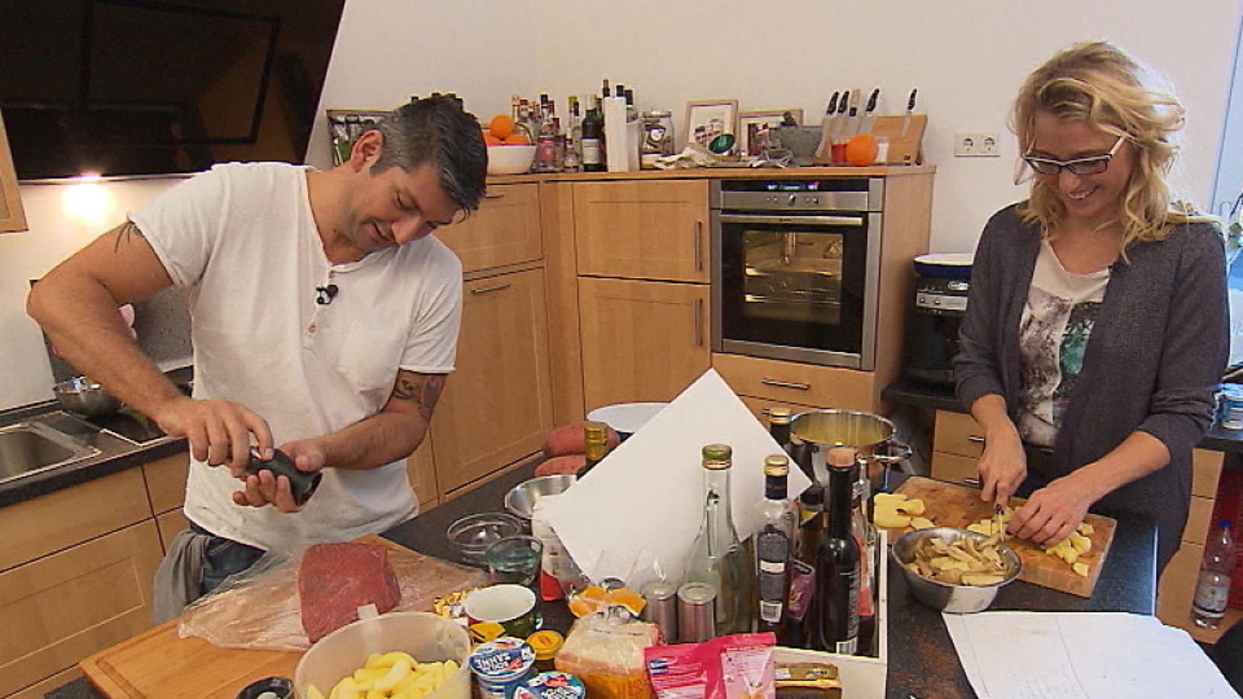 Das perfekte Dinner: Michael plaudert bei der Vorbereitung aus dem Nähkästchen Dinner-Kandidat Michael kocht mit Unterstützung seiner Frau