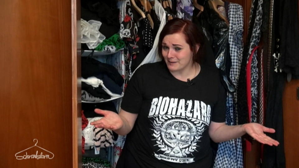 Schrankalarm: Sabrina hat nur eine Hose im Schrank Die "Schrankalarm"-Experten sind bei Sabrinas Kleiderschrank geschockt