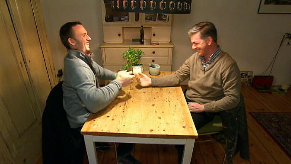 mieten, kaufen, wohnen: Matthias' rechter Arm macht den Makler sprachlos mieten, kaufen, wohnen: Matthias Schlitte zeigt Robert Neubauer, wie stark er ist