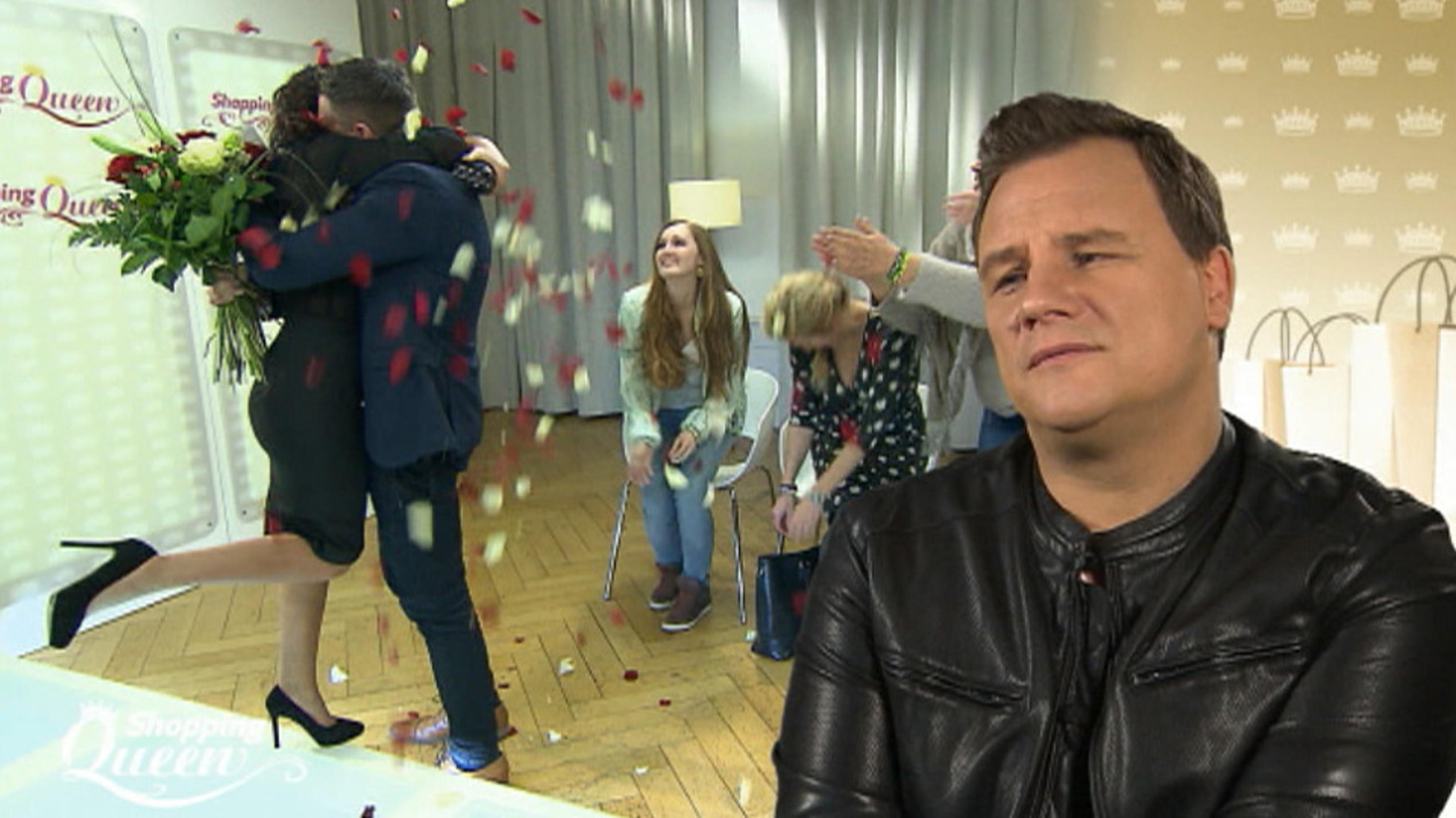 Shopping Queen: Mitten auf dem Laufsteg! Shoppingbegleiter Andre hält um Jackies Hand an Shopping Queen