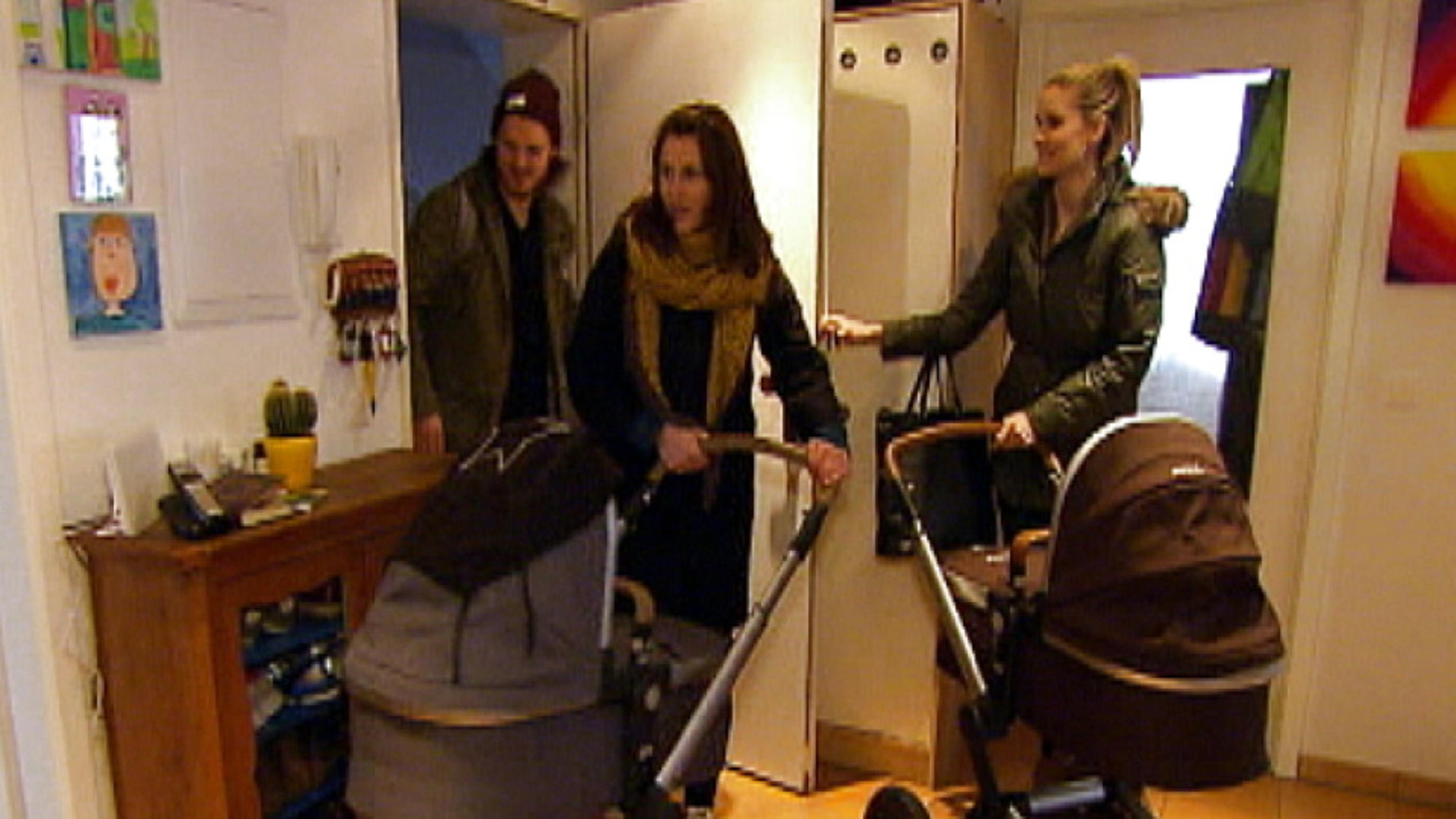 mieten, kaufen, wohnen: Maklerin und Kundin sind beide frischgebackene Mütter mieten, kaufen, wohnen: Mit dem Buggy durch die Wohnung