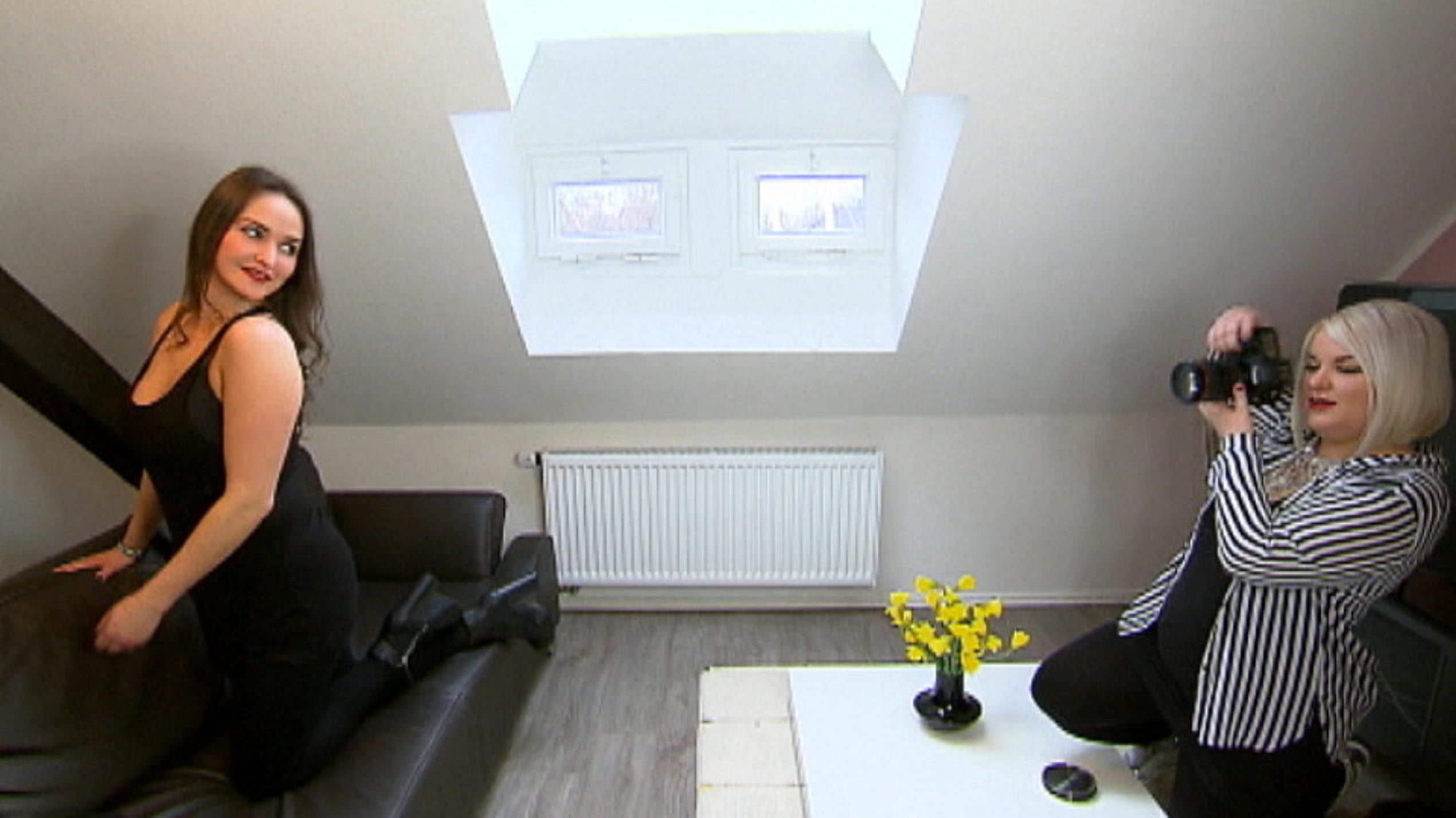 mieten, kaufen, wohnen: Die Wohnungsbesichtigung wird zum heißen Fotoshooting mieten, kaufen, wohnen: Die Maklerin posiert vor ihrer Kundin