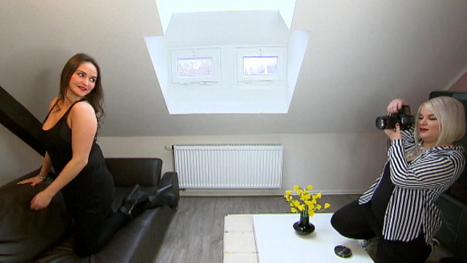 mieten, kaufen, wohnen: Die Wohnungsbesichtigung wird zum heißen Fotoshooting mieten, kaufen, wohnen: Die Maklerin posiert vor ihrer Kundin