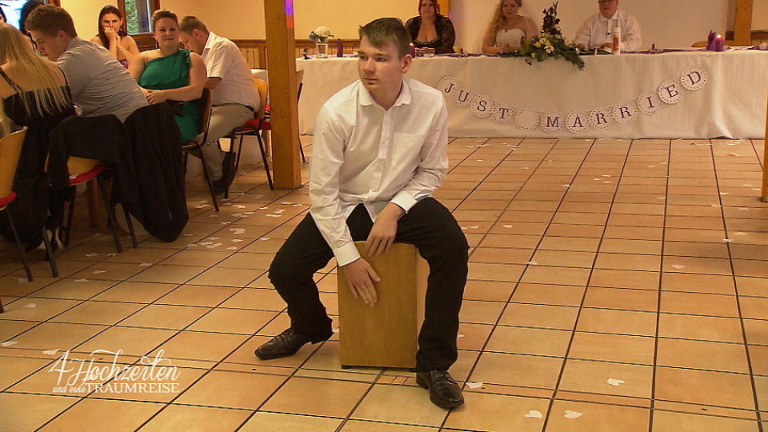 4 Hochzeiten und eine Traumreise: Im Finale lässt Janina ihre Pannenhochzeit Revue passieren Janinas Bruderherz trommelt für die gute Laune. Vergebens.