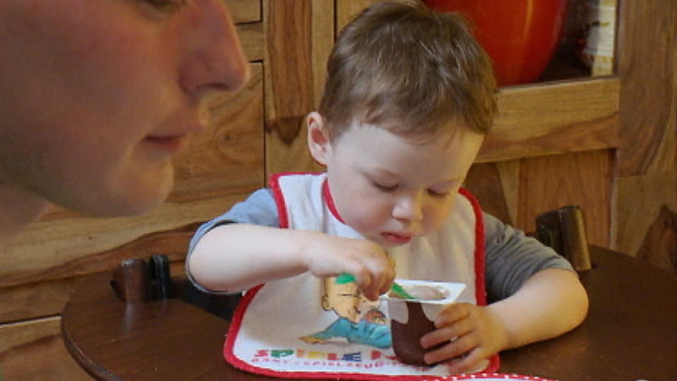 Mein Kind, dein Kind: Kyras Sohn bekommt den Nachtisch vor dem Essen Mein Kind, dein Kind - Wie erziehst du denn? Mutter Kyras Sohn Bennet darf seinen Nachtisch schon vor dem Essen verputzen