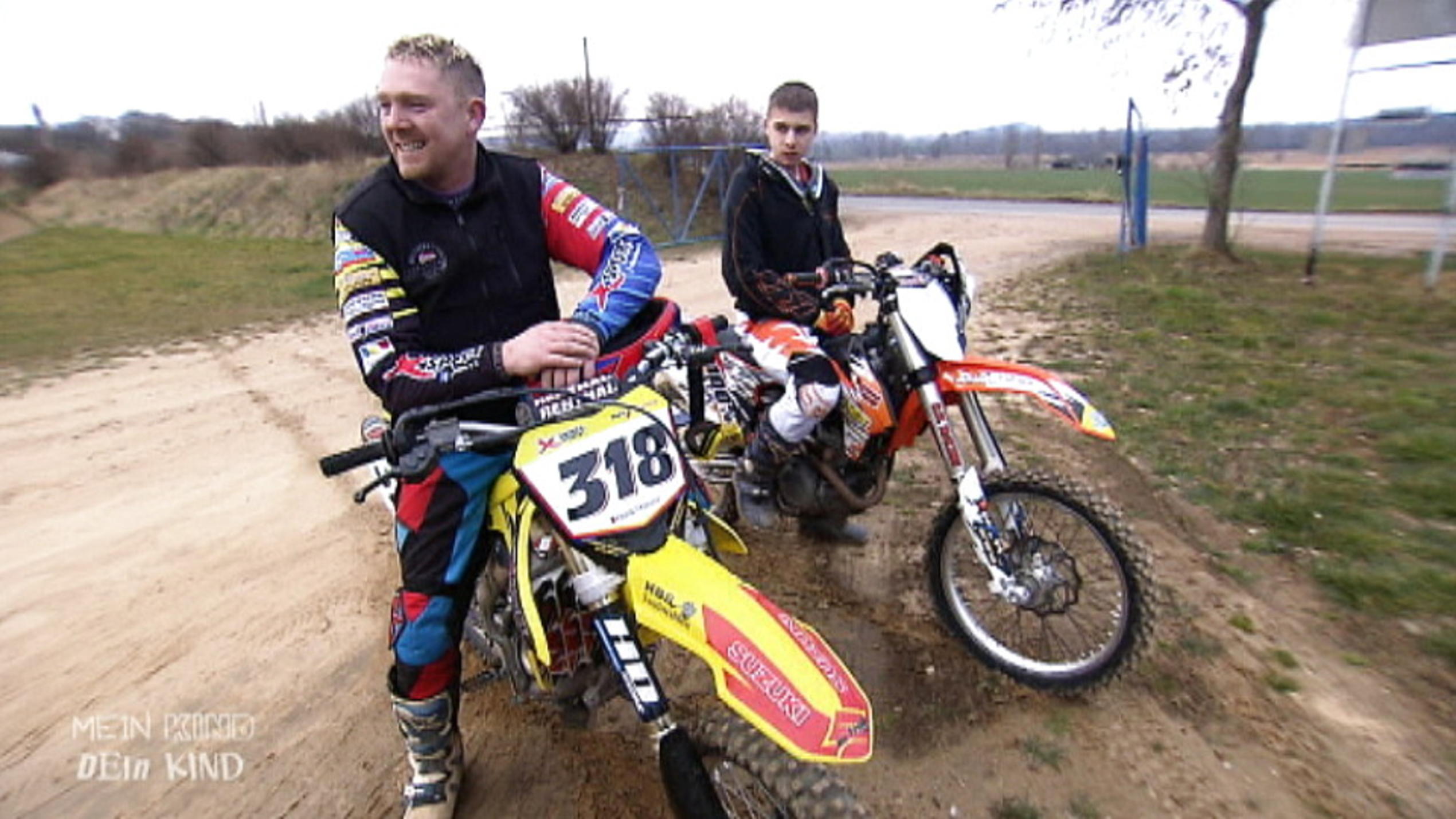 Mein Kind, dein Kind: Angst um Sohn John Harvey kennt Danny nicht Mein Kind, dein Kind - Wie erziehst du denn: Danny und sein Son John Harvey haben ein gemeinsames Hobby: Motocross