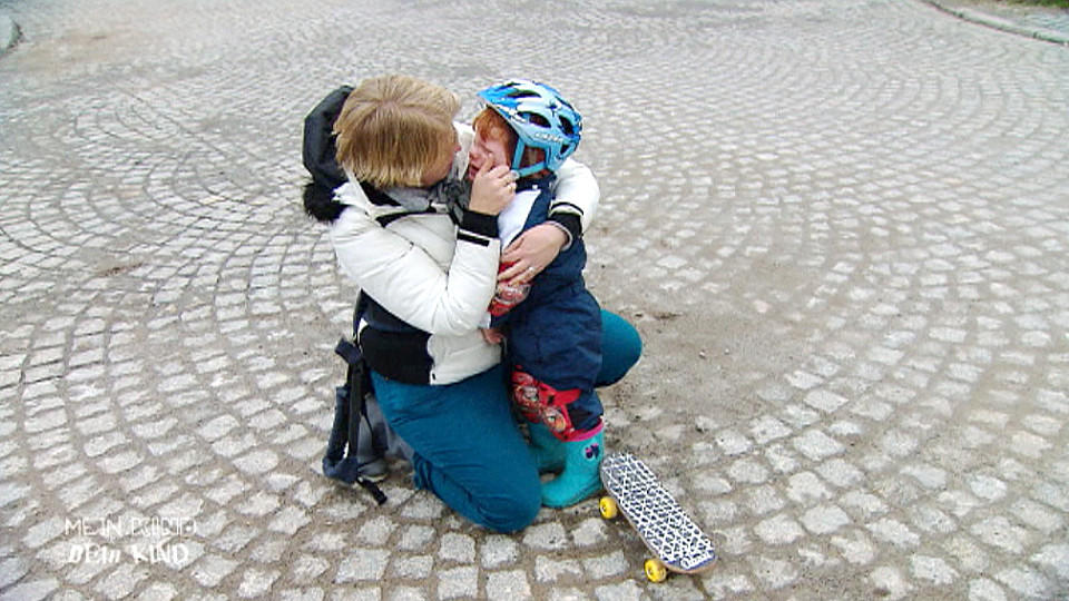 Mein Kind, dein Kind: Mutter Bettina lässt ihren zweijährigen Sohn Skateboard fahren Mein Kind, dein Kind - Wie erziehst du denn? Mutter Bettina traut ihrem Sohn Mattis schon sehr viel zu