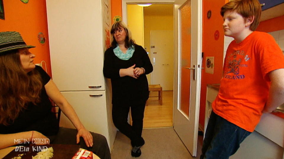Mein Kind, dein Kind: Britta und ihr Sohn Shalom sind ein eingespieltes Team Mein Kind, dein Kind - Wie erziehst du denn? Brittas Sohn Shalom übernimmt gerne einige Aufgaben im Haushalt.