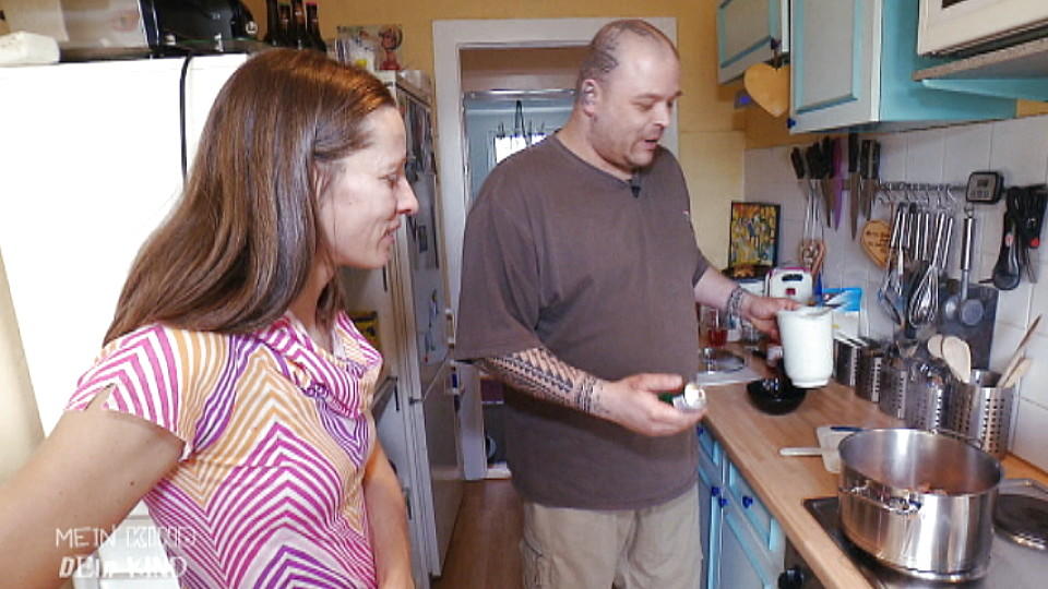 Mein Kind, dein Kind: Bei Papa Dirk gibt es statt Gemüse nur Wurst und Nudeln Mein Kind, dein Kind - Wie erziehst du denn? Papa Dirk kommt es beim Kochen hauptsächlich auf den Geschmack an