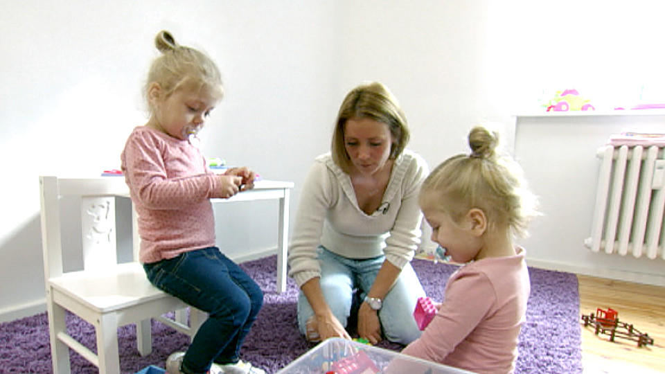 Mein Kind, dein Kind: Bei Zwillingsmama Daniela bekommen die Töchter Extrawürste Mein Kind, dein Kind - Wie erziehst du denn? Zwillingsmama Daniela schenkt ihren Kindern viel Aufmerksamkeit
