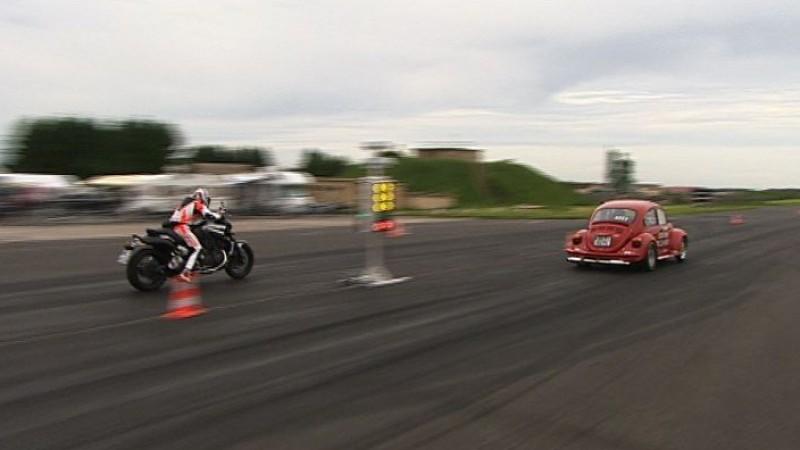 Käfer vs. Motorrad Käfer vs. Motorrad
