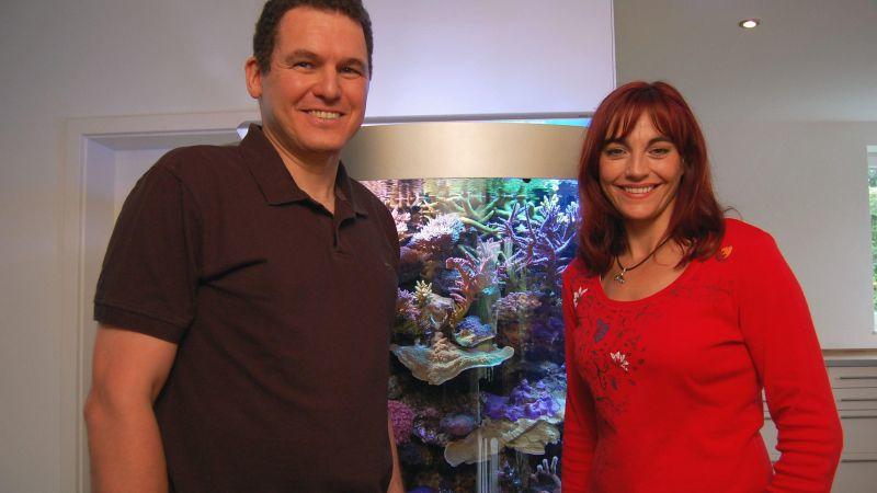 Korallen: Bunte Unterwasserwelt Jürgen Kutzer und Diana Eichhorn vor einem Aquarium. Foto: VOX/DOCMA/Dr. Gerald Krakauer
