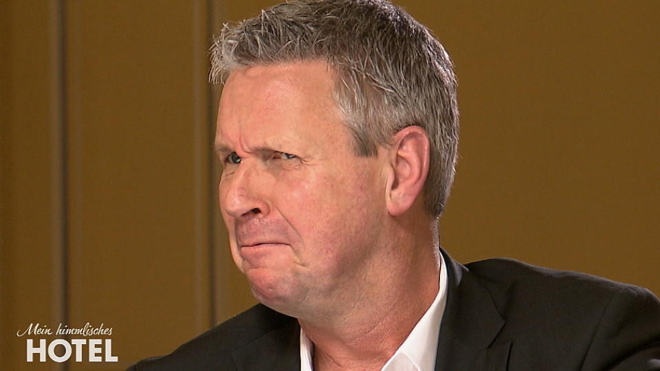 Mein himmlisches Hotel: Hat Maarten beim Zimmerpreis geschummelt? Maarten schaut angesichts der Schummelvorwürfe verdattert drein.