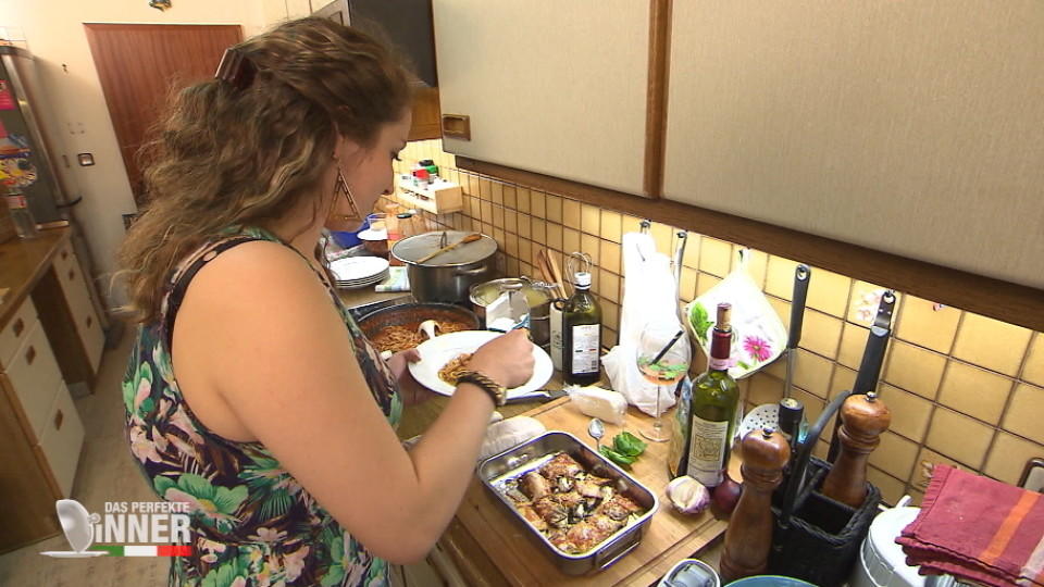 Das perfekte Dinner: Vergesslichkeit oder pure Absicht? Laura muss sich erklären Laura bei der Vorbereitung ihres Dinners