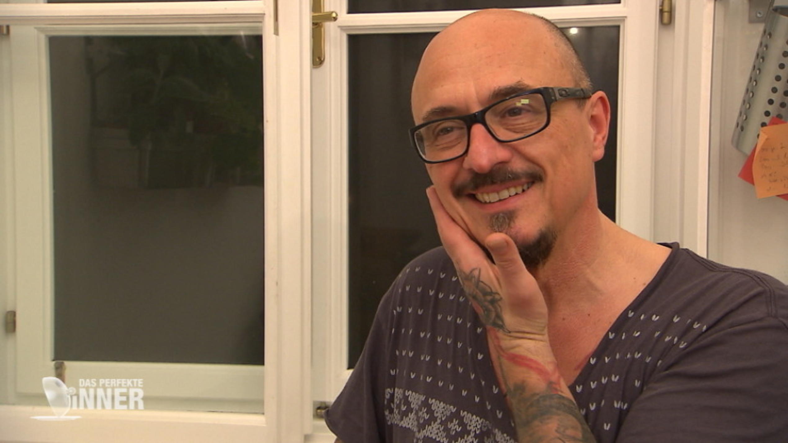 Das perfekte Dinner: Gastgeber und "Hipster" Stefan tanzt gerne mal aus der Reihe Die Kandidaten gehen einer wichtigen Frage nach ...