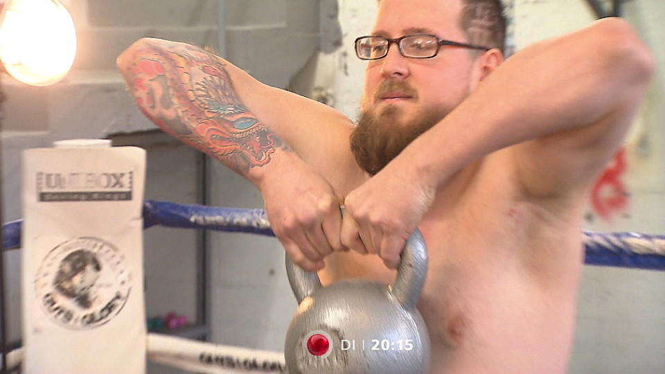 Echte Männer: Von trägen Couch-Potatos zu sexy Verführungskünstlern Echte Männer: Michael beim Training