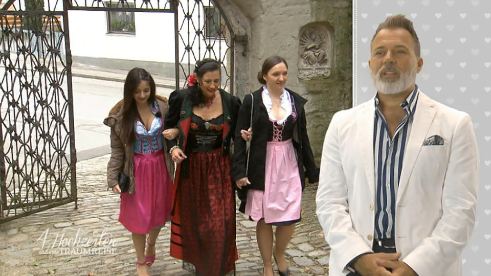 4 Hochzeiten und eine Traumreise: Martinas Gastbräute spazieren über den Friedhof Martinas Gastbräute wundern sich.