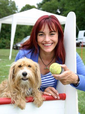 Nächste Sendung hundkatzemaus-Moderatorin Diana Eichhorn mit Hündin Maggie. Foto: VOX/DOCMA TV/Dr. Gerald Krakauer