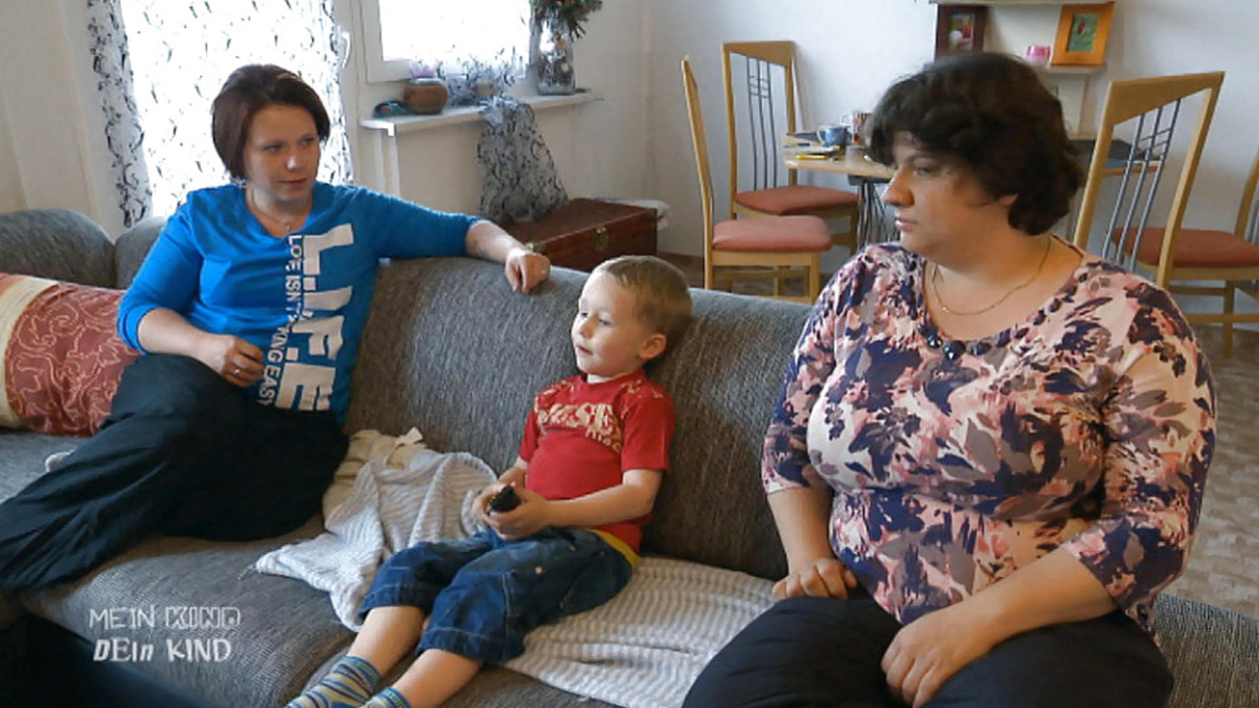 Mein Kind, dein Kind: Für Viviens Sohn gibt es nur eine Stunde pro Woche fernsehen Mein Kind, dein Kind - Wie erziehst du denn: Mutter Vivien sitzt mit Claudia und deren Sohn Luca auf dem Sofa vor dem Fernseher