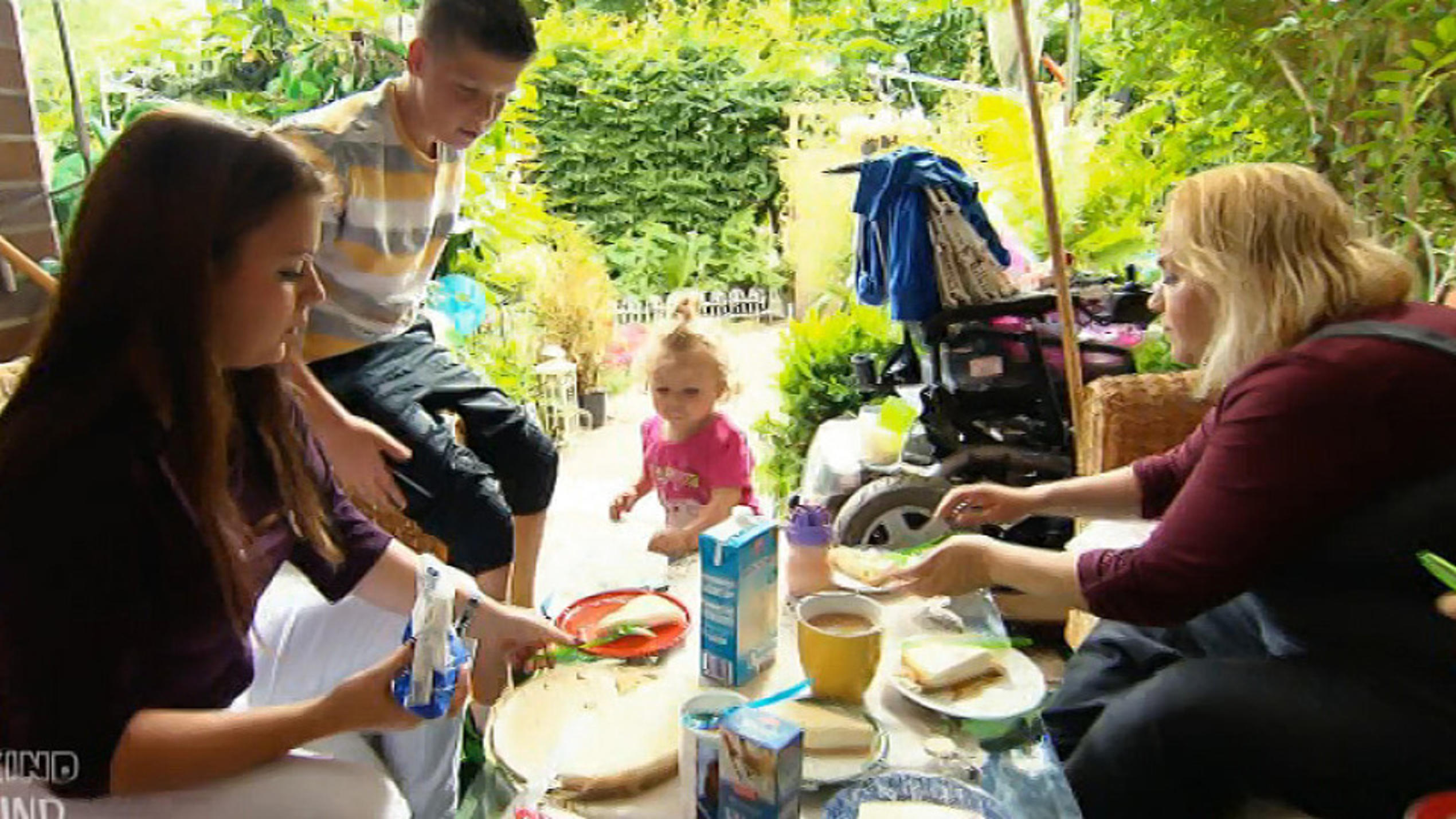 Mein Kind, dein Kind: Mutter Jessica kann Nicoles gelassene Art nicht nachvollziehen Mein Kind, dein Kind - Wie erziehst du denn? In Nicoles Großfamilie kümmern sich alle um Nesthäkchen Joleen