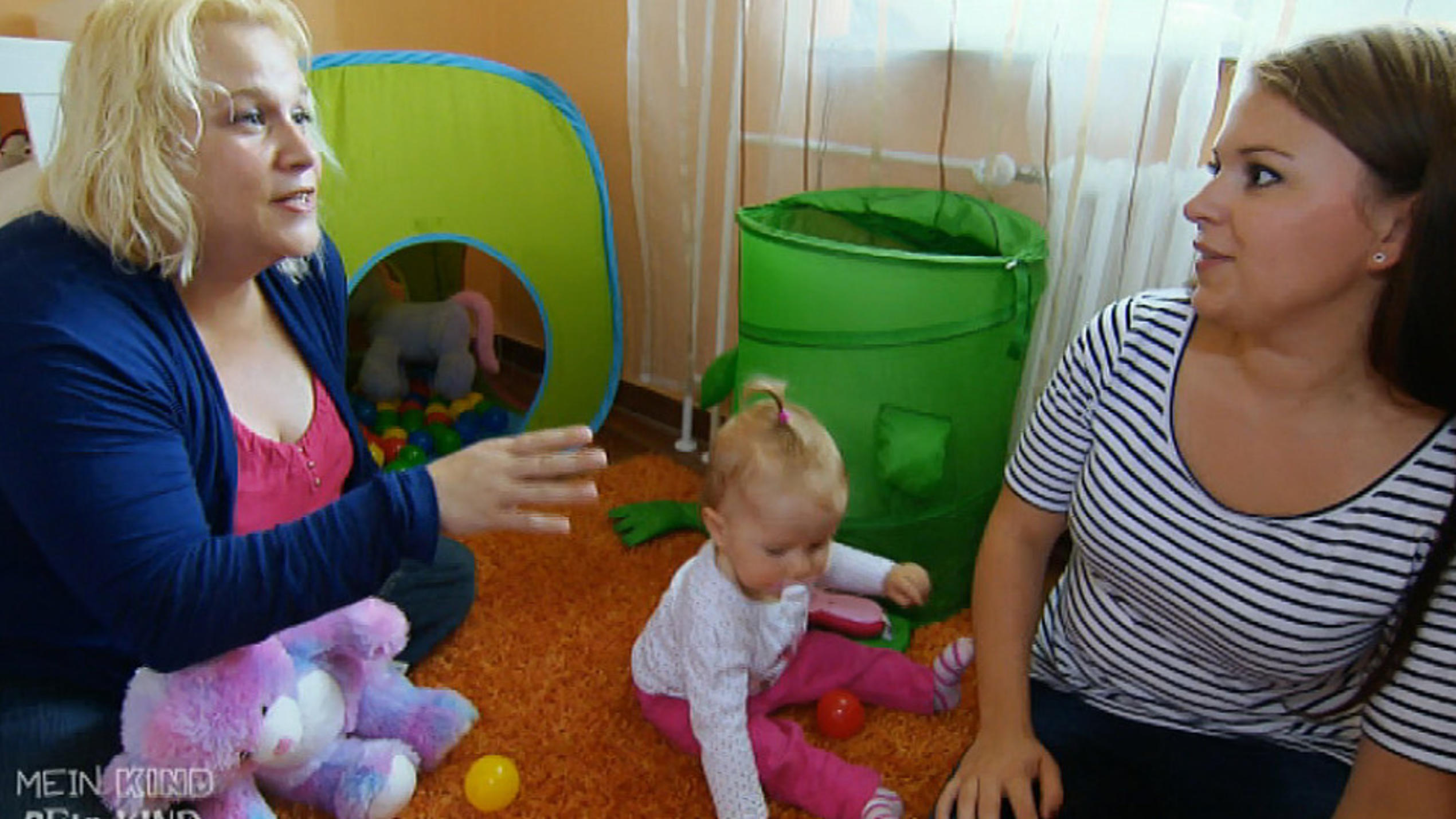 Mein Kind, dein Kind: Mutter Nicole möchte Jessica mit ihrer Erfahrung überzeugen Mein Kind, dein Kind - Wie erziehst du denn? Mutter Nicole rät Mama Jessica ihrer kleinen Sophie keinen Schnuller mehr zu geben.
