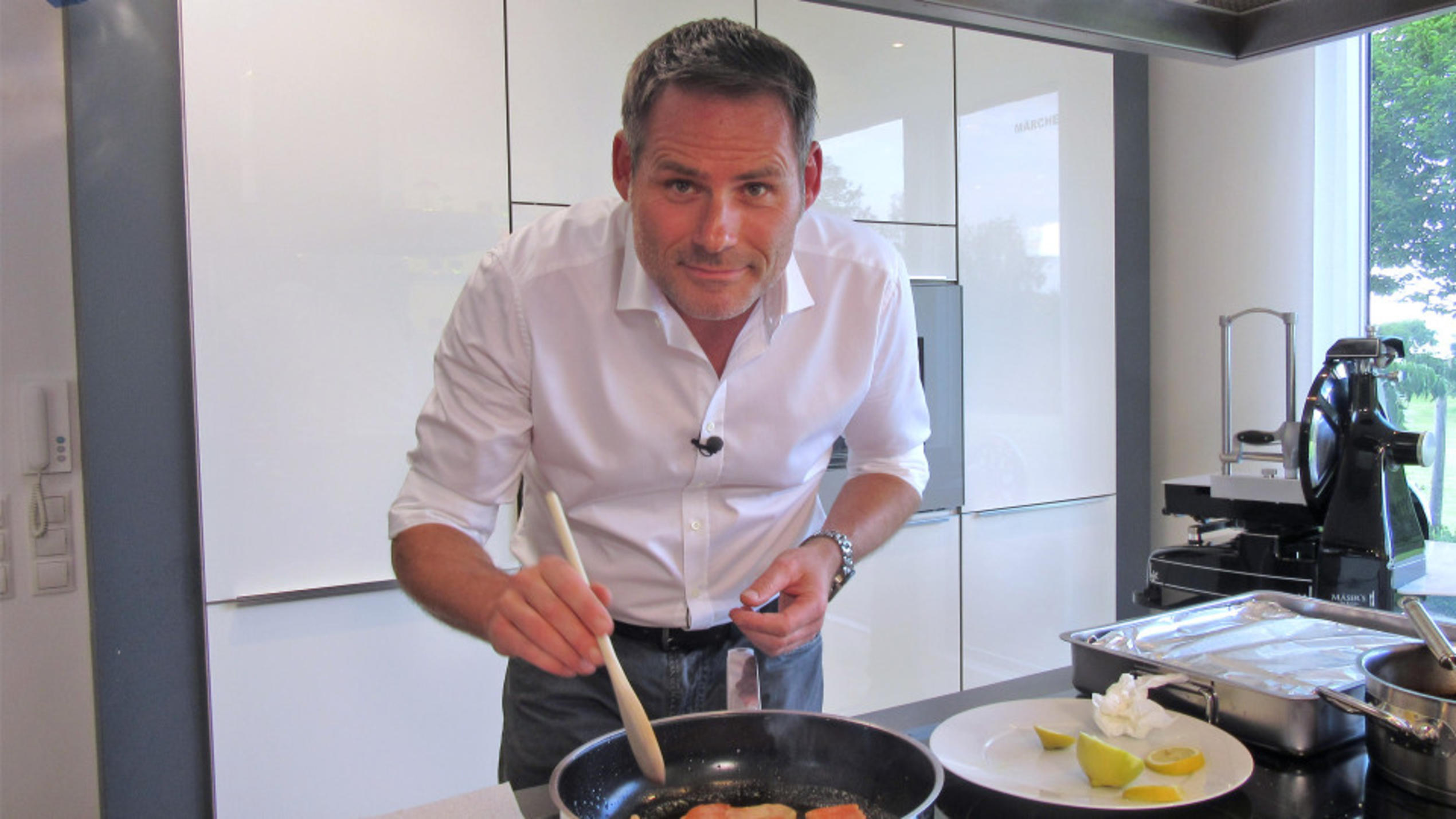 Das perfekte Dinner: Bernd ist der Kandidat ohne Schwächen Bernd sorgt für die richtige Temperatur beim Wein