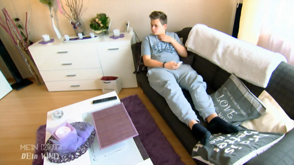 Mein Kind, dein Kind: Mutter Jacqueline möchte ihren Sohn zu nichts zwingen Mein Kind, dein Kind - Wie erziehst du denn? Jacquelines Sohn Jannik liegt auf dem Sofa und chillt