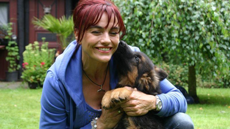 Nächste Sendung hundkatzemaus-Reporterin Diana Eichhorn mit einem jungen Schäferhund. Foto: VOX/DOCMA TV/Dr. Gerald Krakauer
