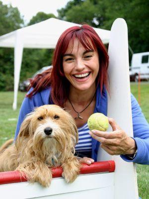 Hundetrendsport Flyball hundkatzemaus-Reporterin Diana Eichhorn und ihre Hündin "Klein Maggie". Foto: VOX/DOCMA TV/Dr. Gerald Krakauer