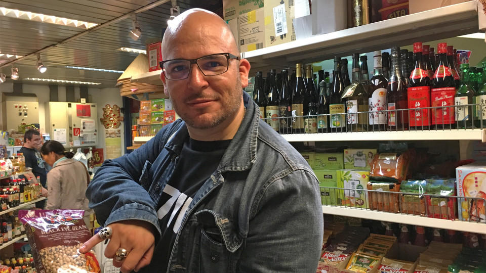 Das perfekte Dinner: Schafft Filmemacher Oli ein unvergessliches Dinner-Szenario? Das perfekte Dinner: Schafft Filmemacher Oli ein unvergessliches Dinner-Szenario?