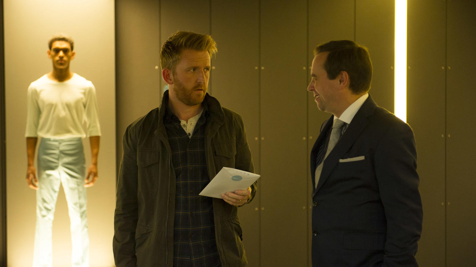 Humans: Die britische Erfolgsserie Episode 1.L-R Joe Hawkins (Tom Goodman-Hill) and Salesman (Dan Tetsell)