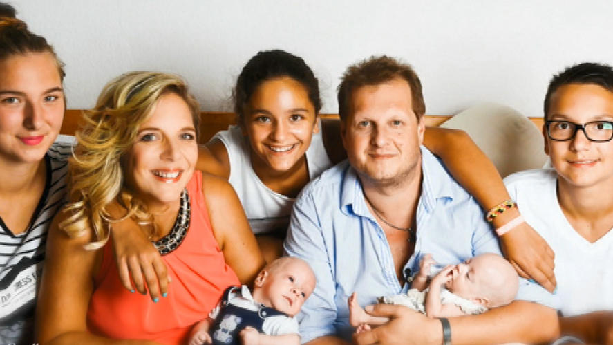 Goodbye Deutschland! Viva Mallorca!: Jens Büchner scheint nach schweren Zeiten sein Happy End gefunden zu haben Jens Büchner und Daniela Karabas posieren mit ihren fünf Kindern für die Kamera.