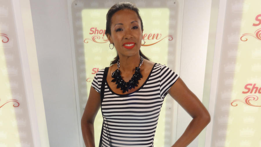 Shopping Queen: Vanessa im Streifenkleid auf dem Catwalk Vanessa im Streifenkleid auf dem Catwalk von "Shopping Queen"