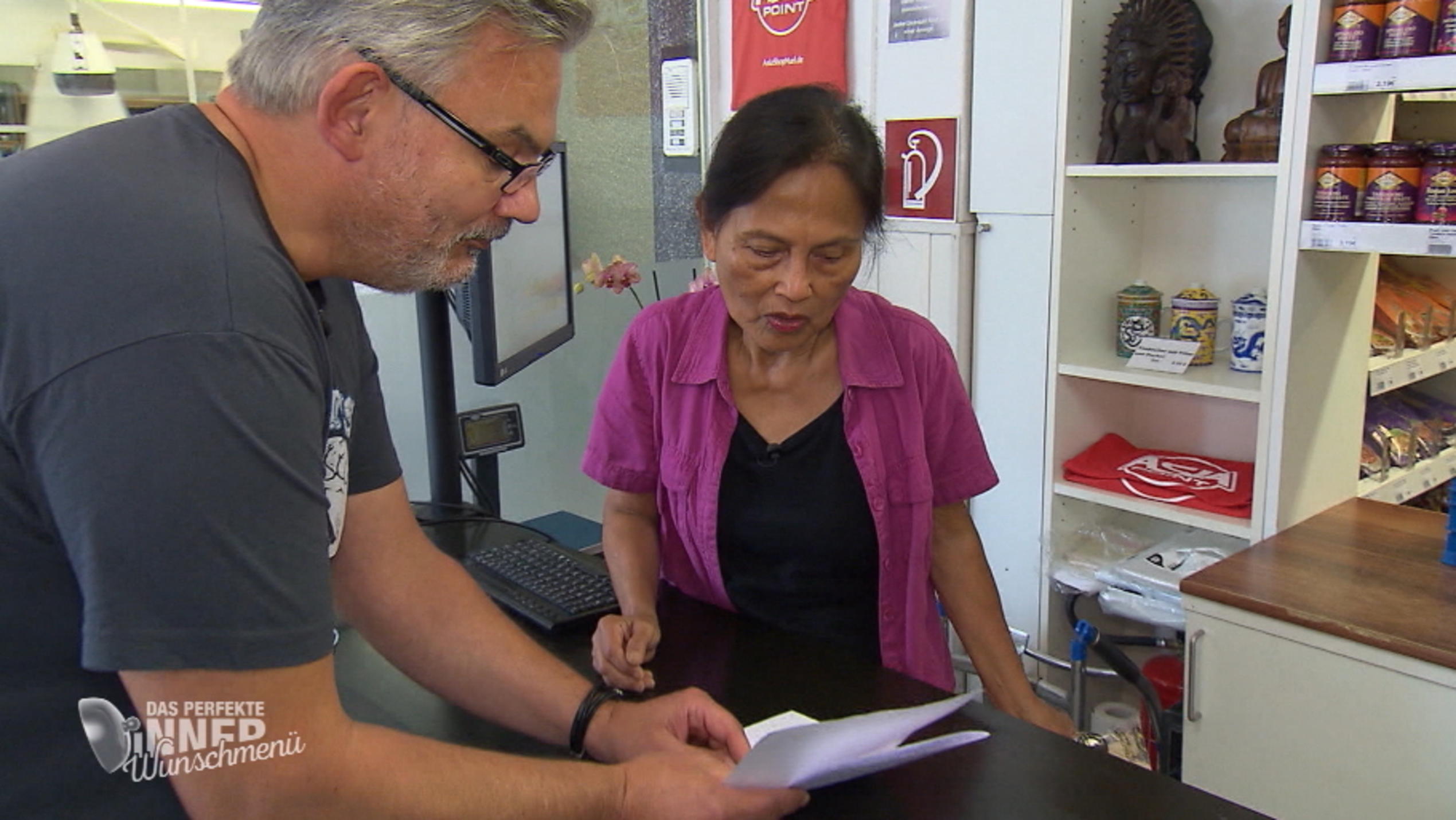 Das perfekte Dinner: André bekommt Hilfe aus dem asiatischen Supermarkt Das perfekte Dinner: Kandidat André zeigt der indonesischen Verkäuferin welche Gerichte er kochen muss.