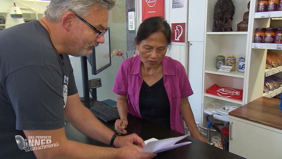 Das perfekte Dinner: André bekommt Hilfe aus dem asiatischen Supermarkt Das perfekte Dinner: Kandidat André zeigt der indonesischen Verkäuferin welche Gerichte er kochen muss.