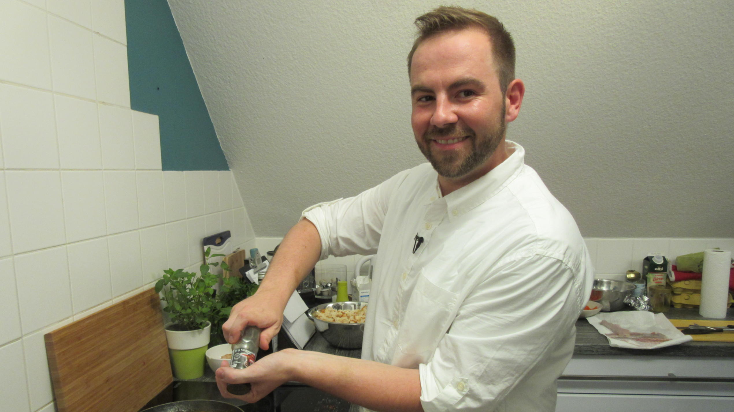 Das perfekte Dinner: Fabian hat eine große Produktionsküche Fabian bei "Das perfekte Dinner"