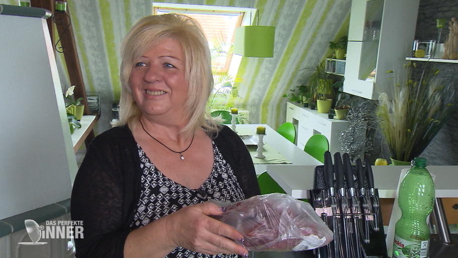 Das perfekte Dinner: Kandidatin Claudia ist sauer über das gelieferte Straußenfleisch Das perfekte Dinner: Freundin Mona überbringt Kandidatin Claudia das gefrorenen Straußenfleisch