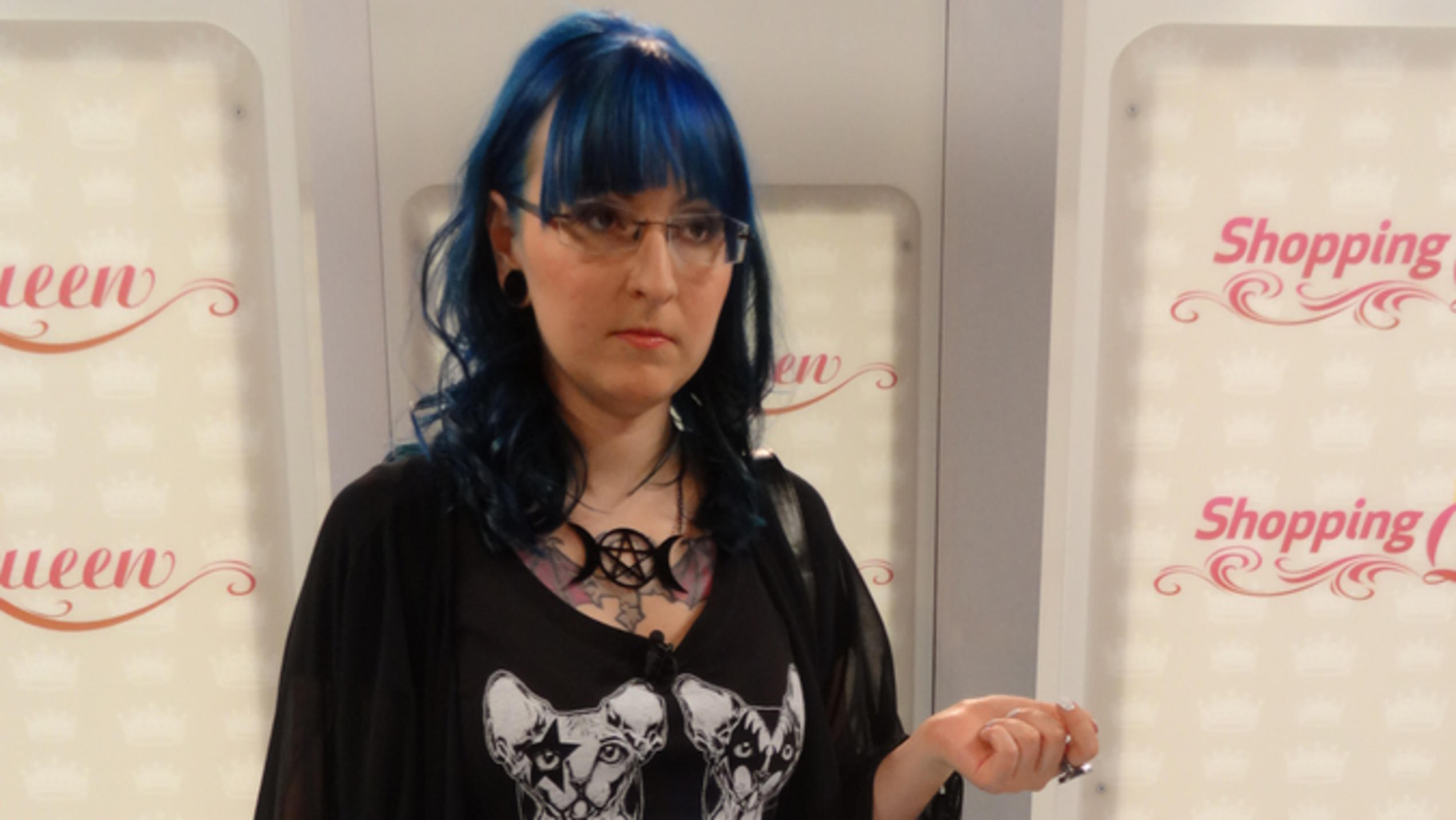 Shopping Queen: Gothic-Streifen-Look bei Nana "Shopping Queen"-Kandidatin Nana im Streifen-Look auf dem Catwalk in Leipzig