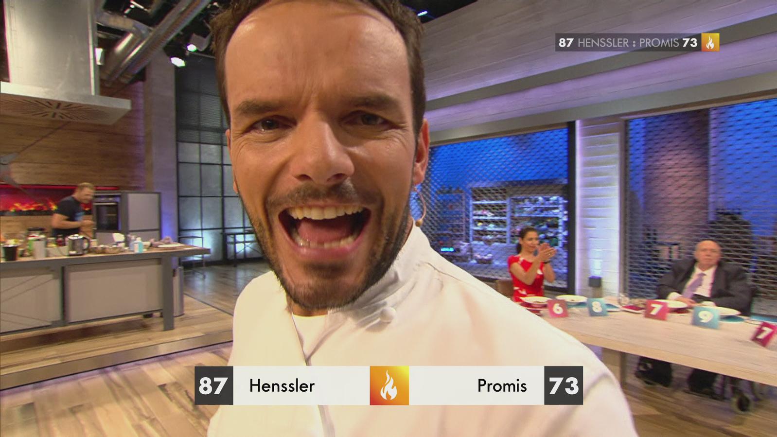 Grill den Henssler: Steffen Henssler rollt das Feld von hinten auf Steffen Henssler freut sich über seinen spektakulären Sieg in Folge zwei der siebten Staffel von "Grill den Henssler".