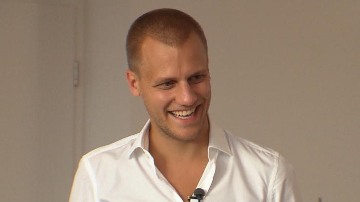 Das perfekte Dinner: Patryk tritt wiederholt ins Namens-Fettnäpfchen An Tag zwei bei "Das perfekte Dinner" ist sich Patryk beim Namen seines Mitstreiters unsicher und tauf ihn in Malte um. Hilft sein verschmitztes Lächeln?