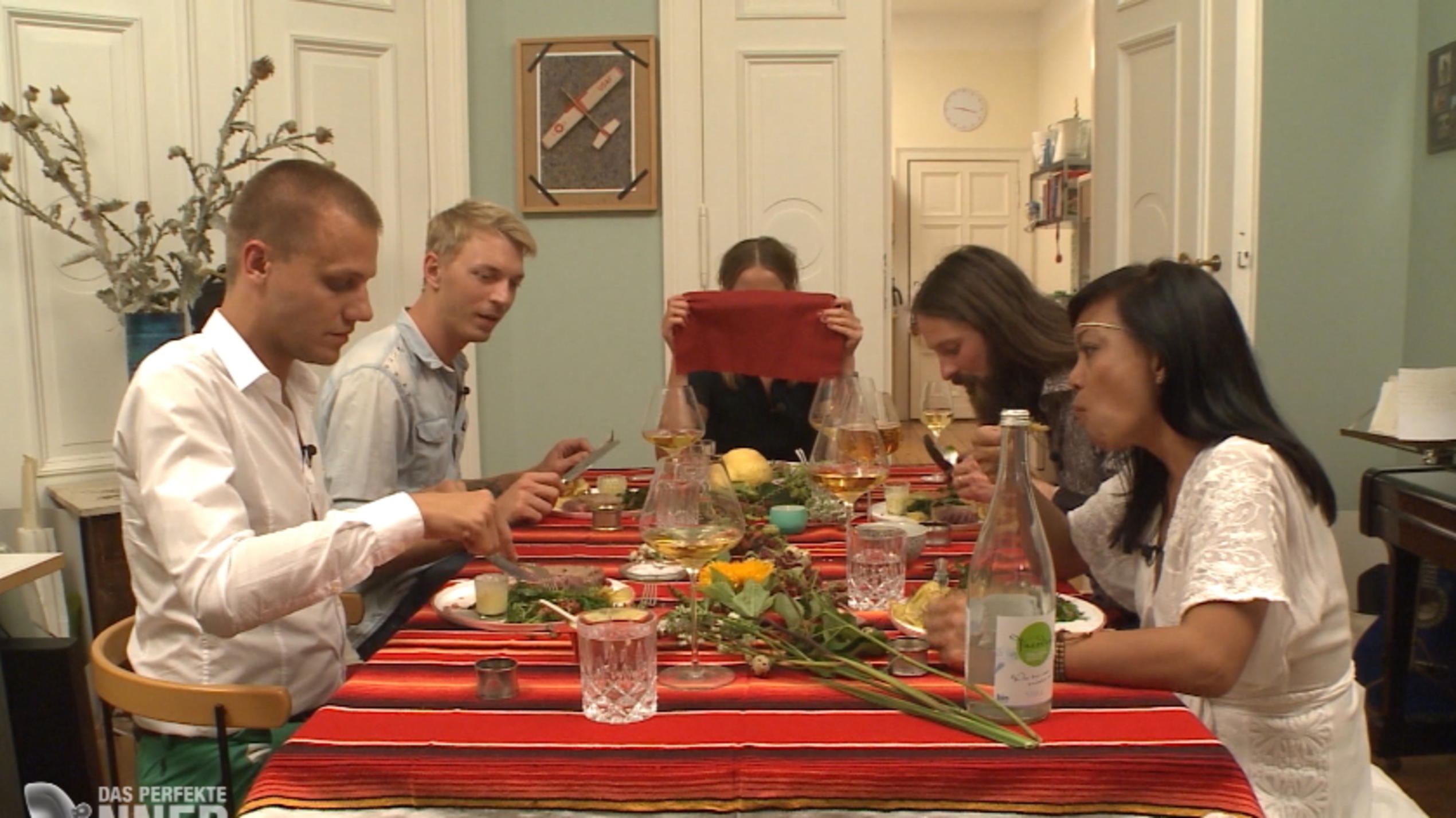 Das perfekte Dinner: Servietten-Klau bei Nadja Gastgeberin Nadja ist stolz auf ihre Beute. Die Serviette stibitzte sie Mitstreiter Manuel. Der zeigt sich wenig begeistert.