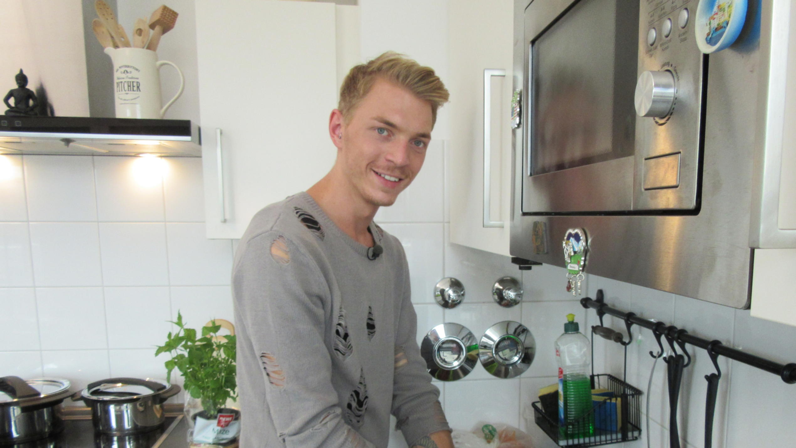 Das perfekte Dinner: Manuel ist die Ruhe selbst Bei "Das perfekte Dinner" ist Gastgeber Manuel während der Vorbereitung seines Dinners an Tag vier ganz gelassen.