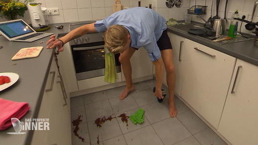 Das perfekte Dinner: Manuels Dessert wird zum Schoko-Malheur Gastgeber Manuel muss die flüssige Lava-Cake-Masse aus Schokolade vom Küchenboden wischen. Der köstliche Schokotraum ist dahin.