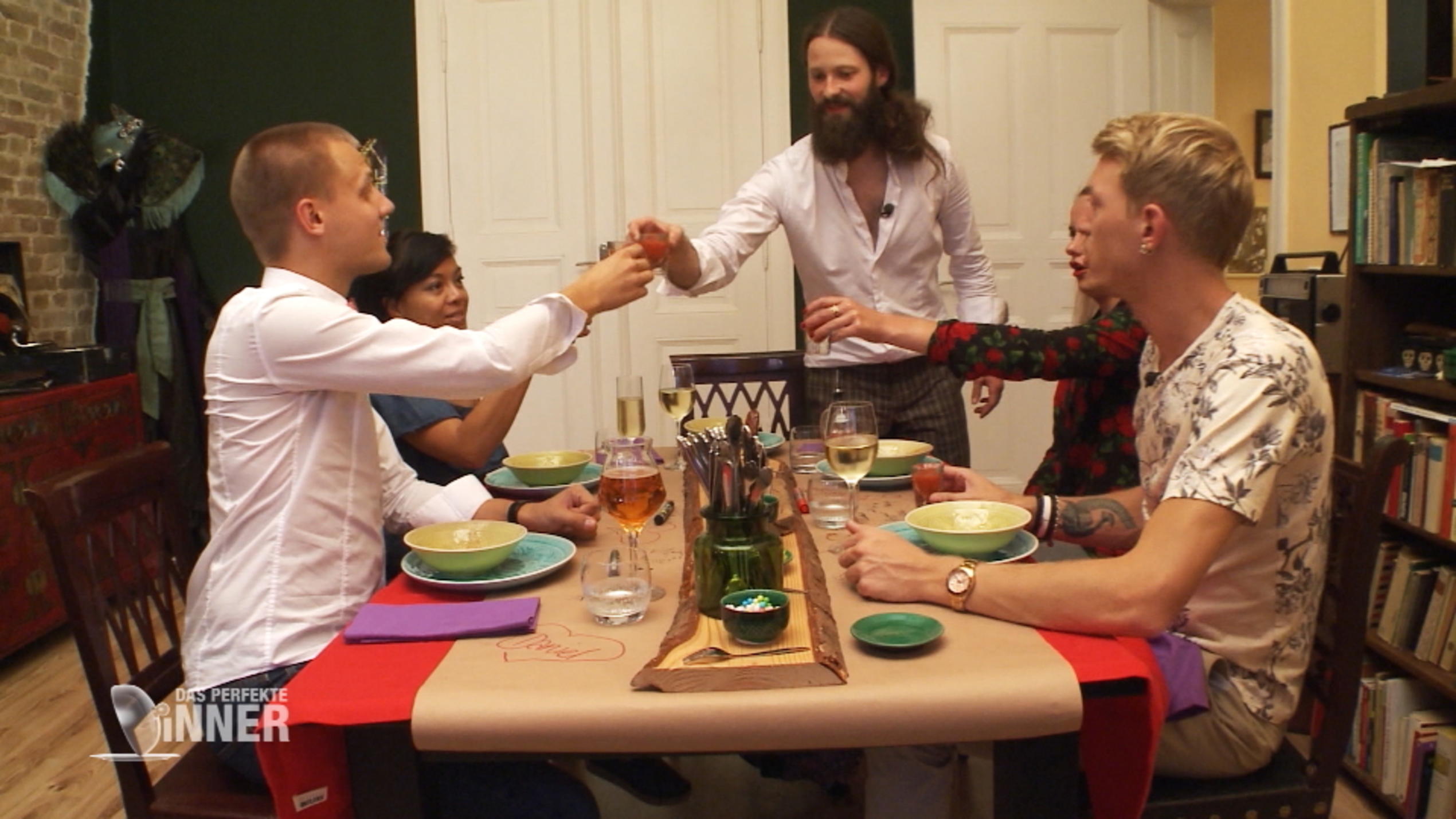 Das perfekte Dinner: Bei Sebastian wird es feurig Bei "Das perfekte Dinner" wird auch an Tag fünf angestoßen. Sebastians "Mexikaner" ist richtig feurig.