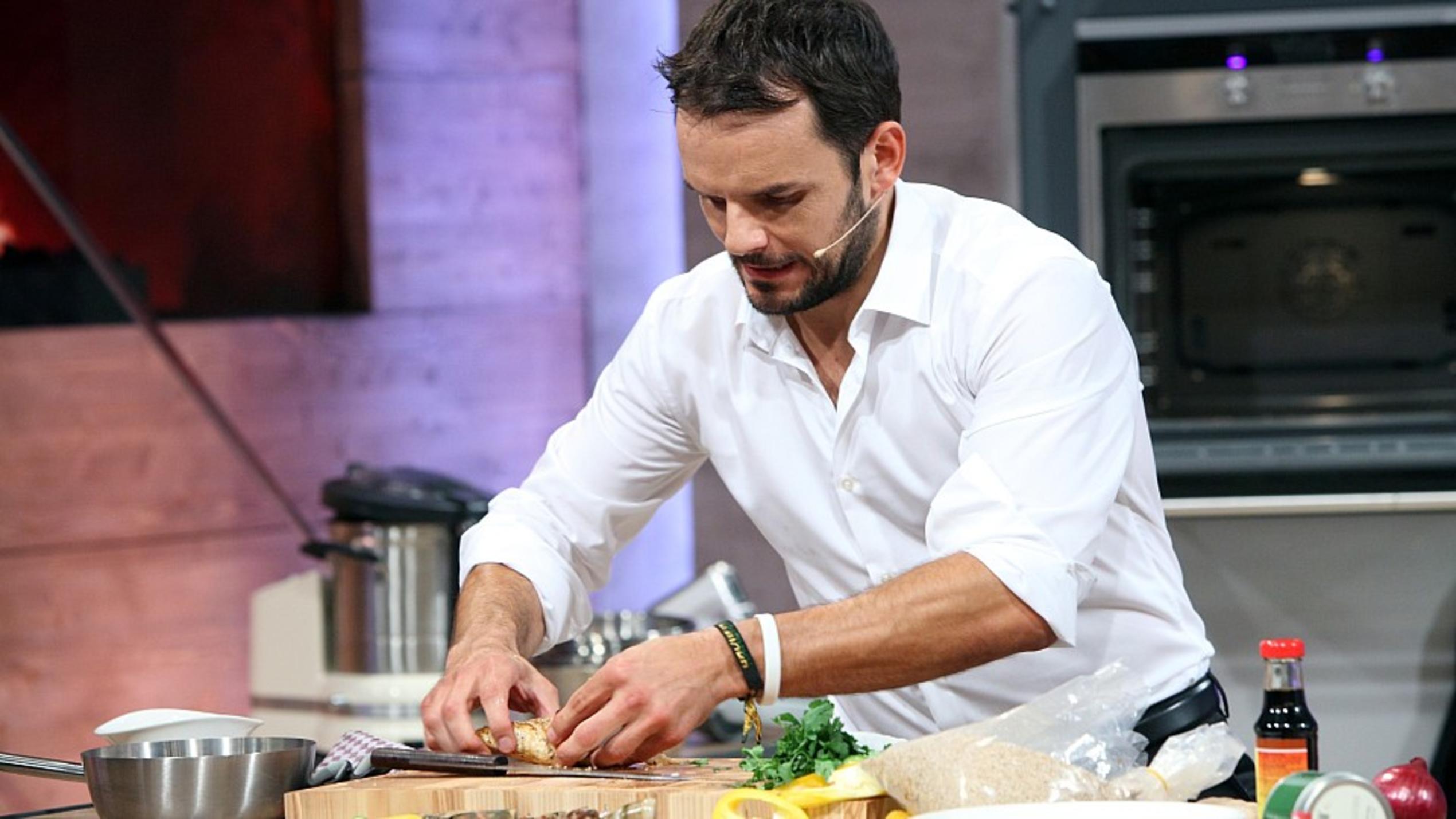 "Grill den Henssler" verpasst? Jetzt ganze Folge online auf TVNOW nachschauen Starkoch Steffen Henssler im Studio. Er bereitet ein leckeres Mahl zu.
