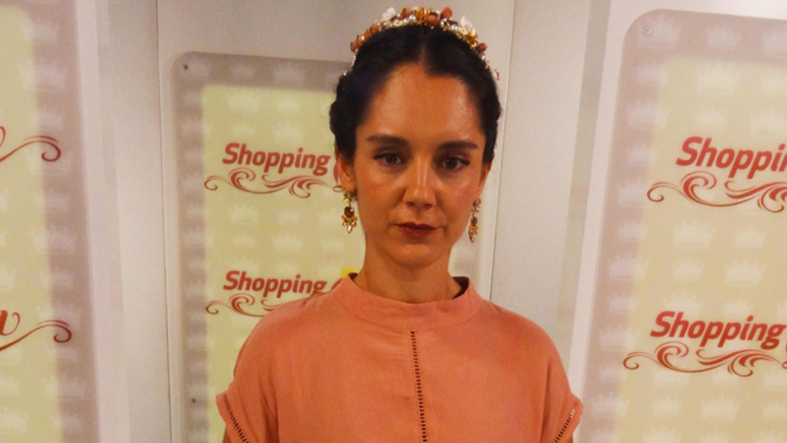 Shopping Queen: Samia kann mit ihrem Haarschmuck punkten Samia zeigt einen guten Look bei "Shopping Queen"