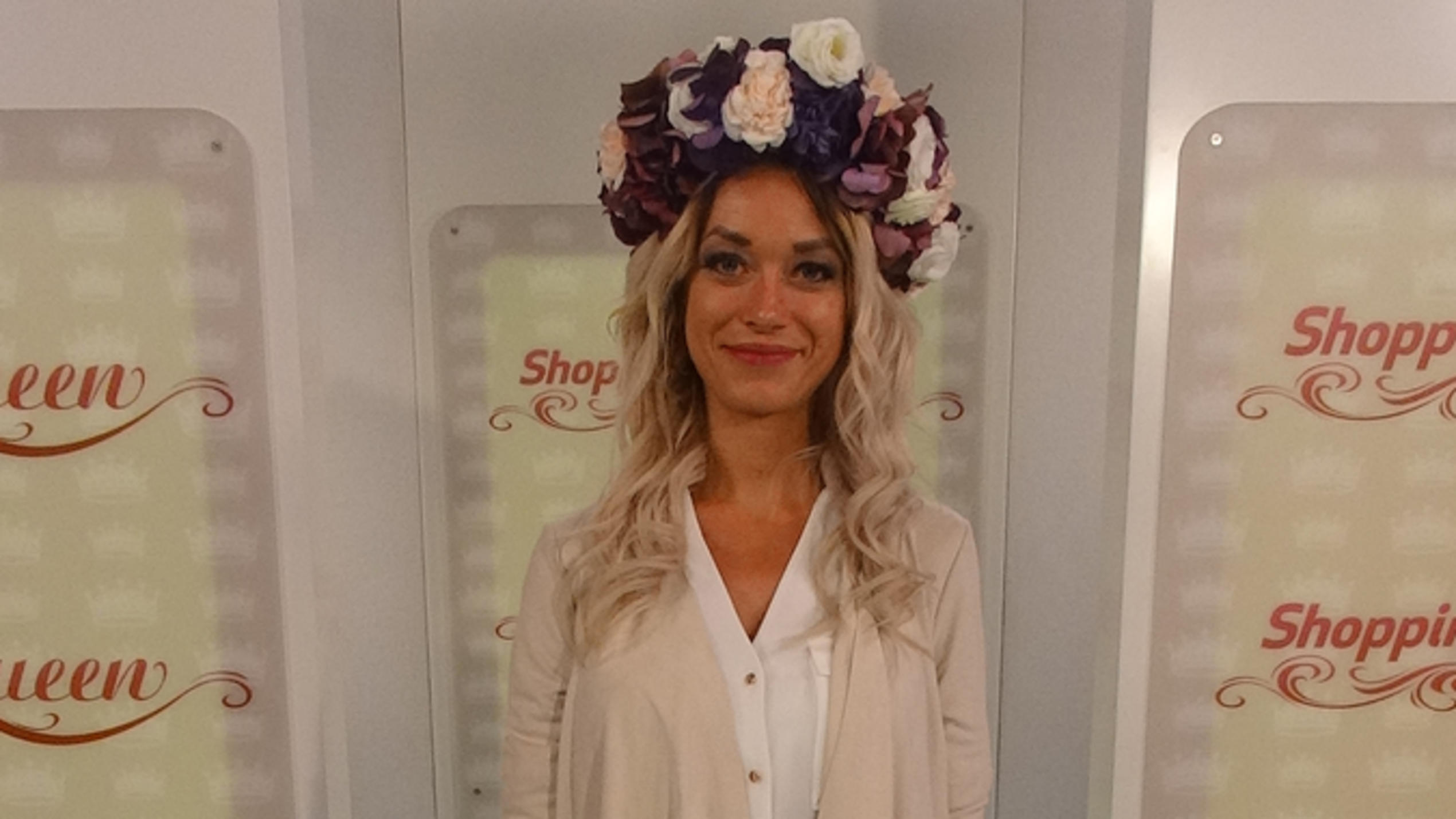 Shopping Queen: Sandra punktet mit echten Blumen als Haarschmuck Ein stylischer & mutiger Look von Sandra bei "Shopping Queen"