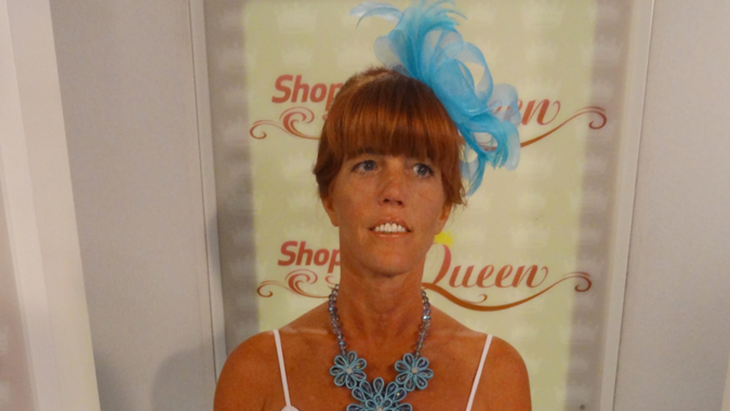 Shopping Queen: Doris punktet mit einem Fascinator auf dem Catwalk "Shopping Queen"-Kandidatin Doris auf dem Catwalk